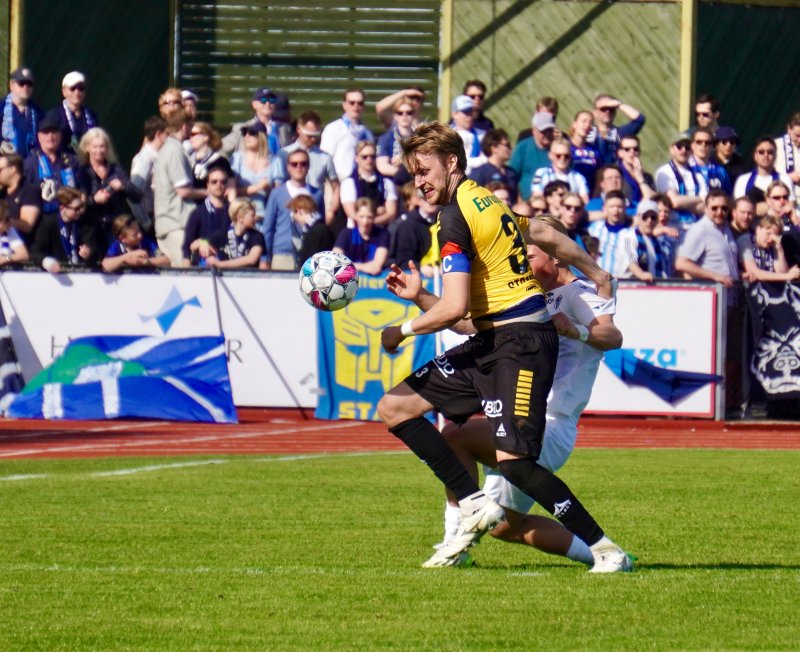 KJEMPET HARDT: Kristian Strande og Kællane sikret 3-3 mot serielederen.