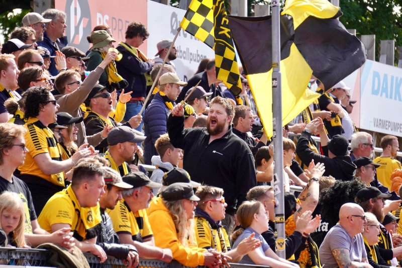 LEVERTE I SOLSTEIKA: Kråkevingen sang for full hals gjennom oppgjøret. Foto: Joakim Bekkåsen