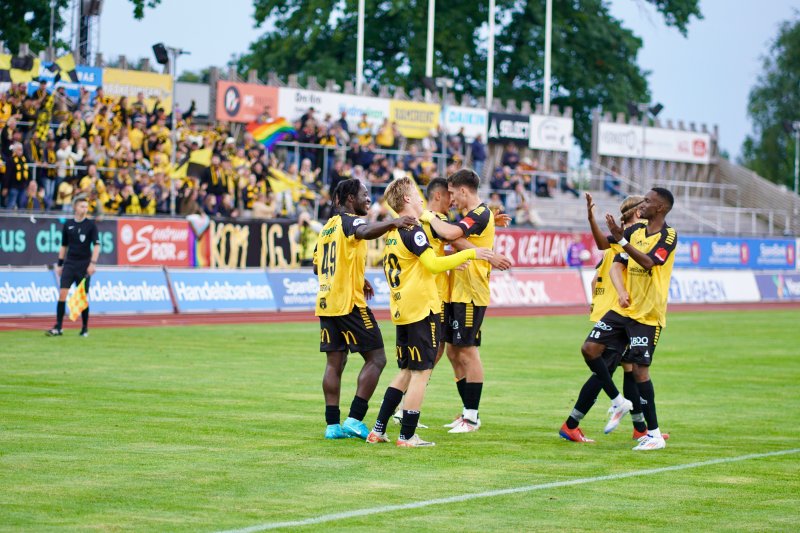 JUBELSCENER: Det ble mye å juble for på Melløs mandag kveld. Foto: Joakim Bekkåsen