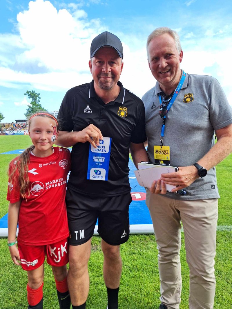 Styreleder Thorfinn Hansen og maskot Athena Soleng Haugen delte velvillig ut den gjeve prisen på vegne av OBOS og TV2!